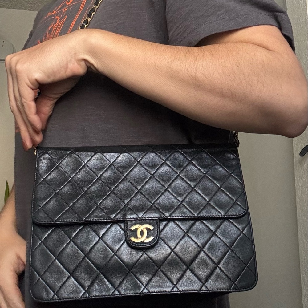 CHANEL Black single flap Quilted Shoulder Bag - Picture 10 of 17